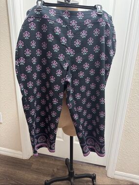 Croft & Barrow stretch Capri black with floral pattern pinks white blue green 18